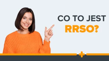 Uśmiechnięta kobieta w pomarańczowym swetrze wskazuje palcem na pytanie „Czym jest RRSO?”.