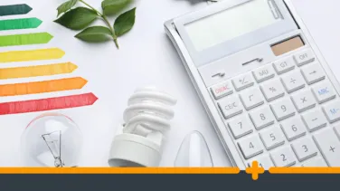 Kalkulator, żarówki i skala efektywności energetycznej na białym tle