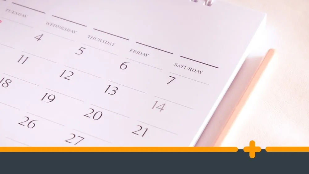 zbliżony widok na otwarty kalendarz z zaznaczonymi datami tygodnia