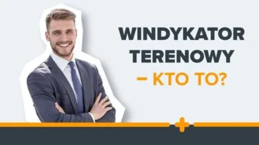 Uśmiechnięty mężczyzna w garniturze z napisem "Windykator terenowy – kto to?"